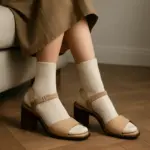 Sandali con calze: quando e come funziona davvero il trend senza scivolare nel kitsch